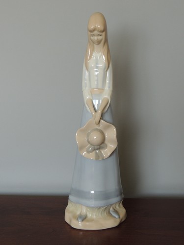 Tall lady holding bonnet - tall,