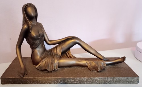 Leonardo reclinging faceless - reclinging,