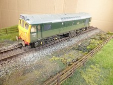 Bachmann 00 Gauge  BR Class 25 Diesel Loco no. D5269 in BR Two Tone Green Livery