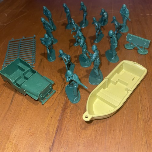 Vintage plastic toy soldiers - vintage,