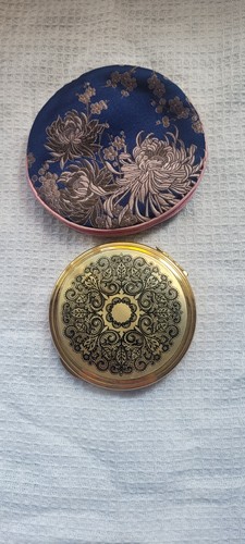 Kigu vintage gold tone powder - vintage,