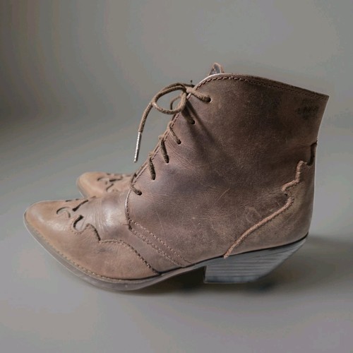 Harris hawk details boots - details,