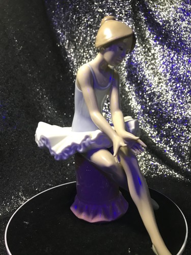 Lladro/Nao~Seated~Ballerina~11