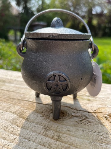 Cast iron cauldron with triple - cast,