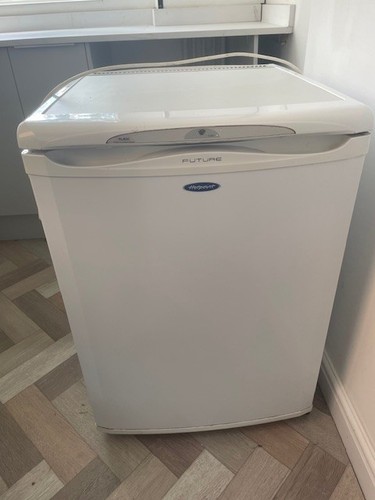 Hotpoint 75l mini fridge - 75l,