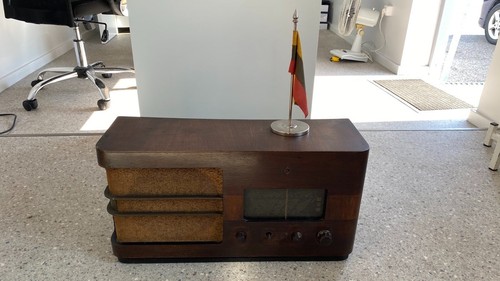 Antique old grandfathers radio - old,