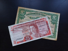 GIBRALTAR 1 POUND BANKNOTEs: 1971 & 1975.  PICK 18b & 20a