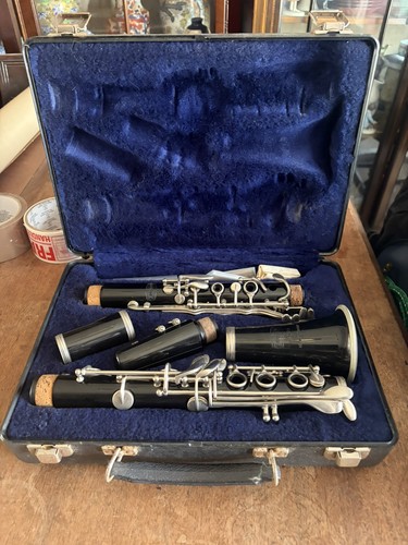 Bundy clarinet with - x/r,