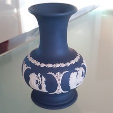 WEDGWOOD Jasperware  5 " Portland Navy Blue Vase 1972.Classical scenes.