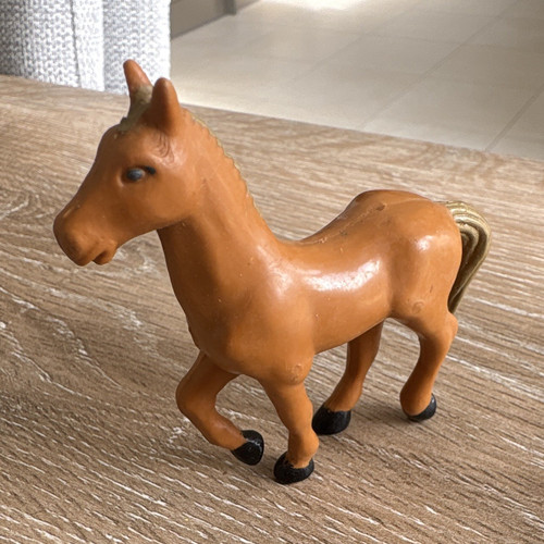 Brown plastic horse - brown,
