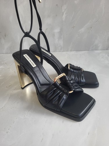 River island square - river,
