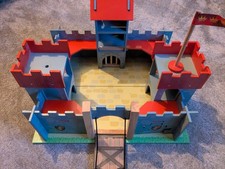 Le Toy Van Wooden Castle Camelot Castle Wooden Toy Castle Playset and Knights