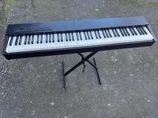 ROLAND F-20. DIGITAL PIANO