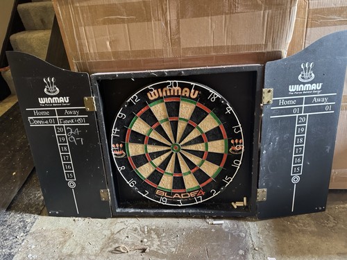 Winmau dartboard with display - with,