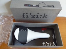 Fizik Aliante R3 220G White/Black Saddle With K:IUM Rails Boxed