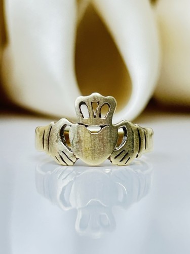 Sweet vintage 9ct gold - sweet,
