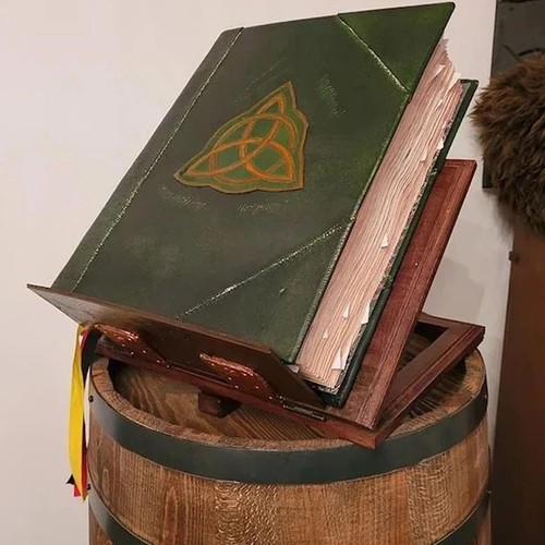 Book shadows green cover - shadows,