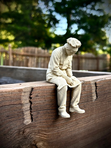 Chef sitting edge statue - sitting,