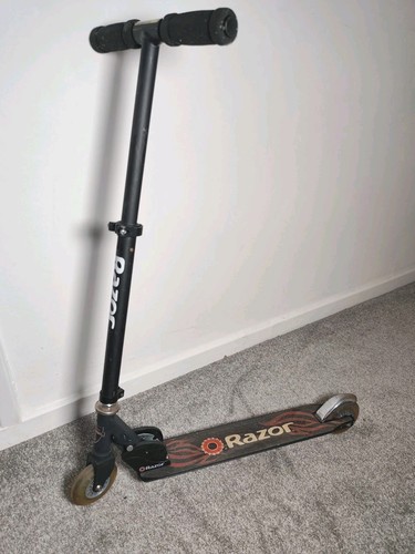 Razor scooter black - razor, label