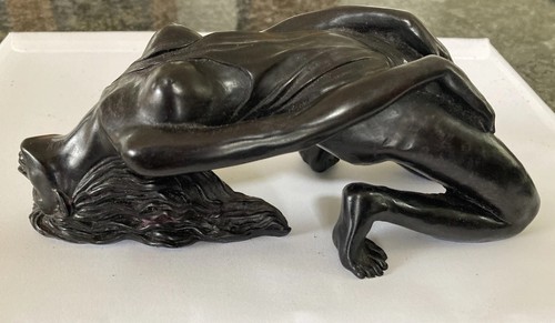 Naked women statue - naked,
