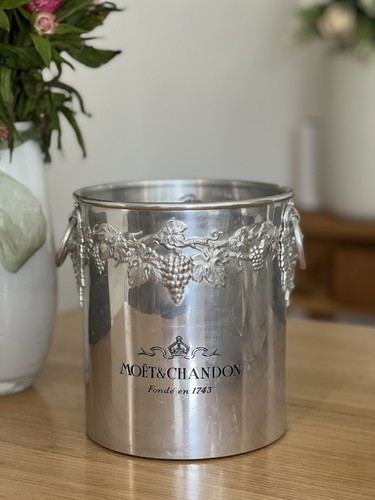 Moet chandon champagne - chandon,