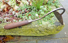 Vintage onion Hoe.  CT SKELTON Garden hand hoe, swan neck, short handle. WIDE.
