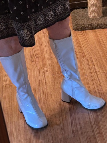 White boots size 9 - go,