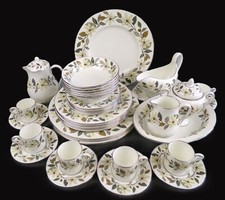 Wedgwood Beaconsfield Dinner Service Set for 6. Plates Bowls Cups Bone China VTG