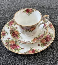 ROYAL ALBERT BONE CHINA OLD COUNTRY ROSES TRIO cup saucer  plate,floral,tea  