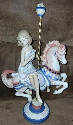 Lladro figurine girl - figurine, on