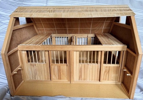 Breyer deluxe horse barn - deluxe,