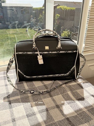 River island hold - river,