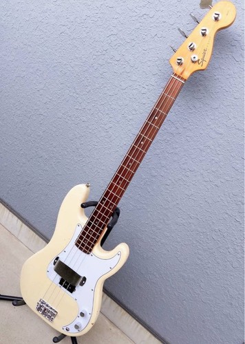 Squier fender precision - by,