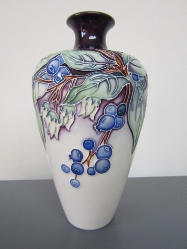 Moorcroft vase blueberry - ,