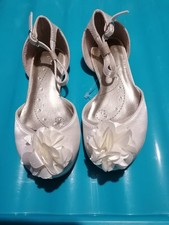 Young Girls Ivory Shoes Size 8