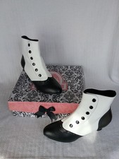 Bordello Flora Black & White