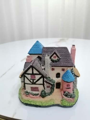 Mini cottage house statue - cottage,