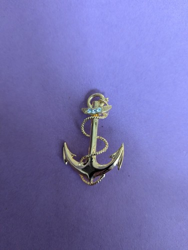Gold coloured anchor brooch