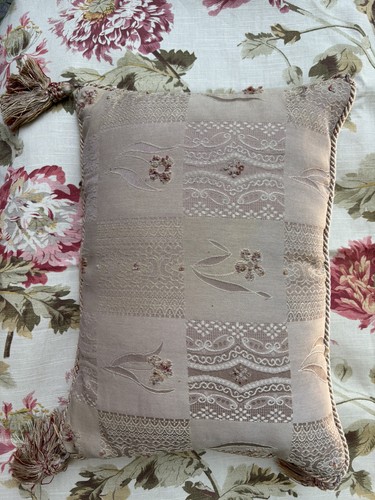 Laura ashley cushion jacquard - laura,
