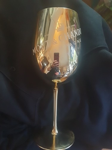 Moet chandon gold champagne - chandon,