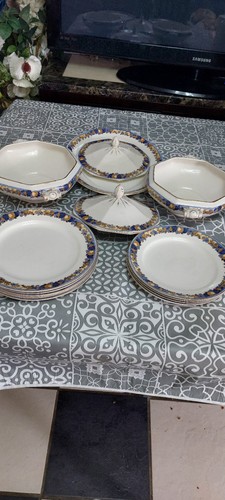 Vintage unamed dinner plates - unamed,