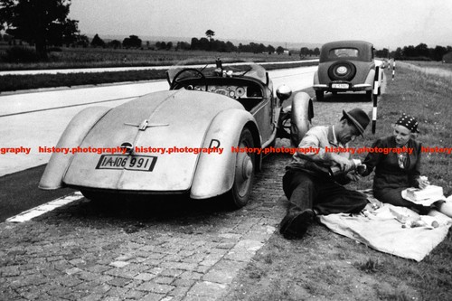 F018352 couple resting next - f018352,