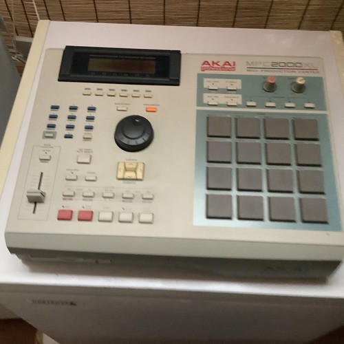 Akai mpc2000xl sampler - akai,