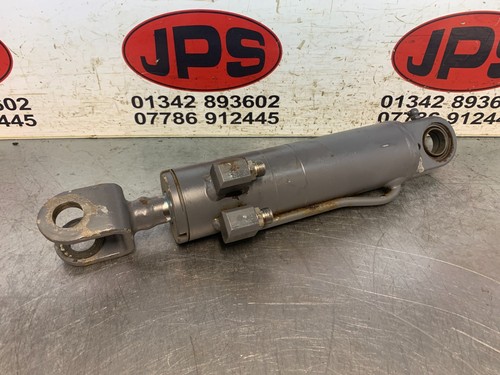 Hydraulic steering ram