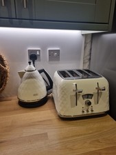  delonghi  white Kettle and