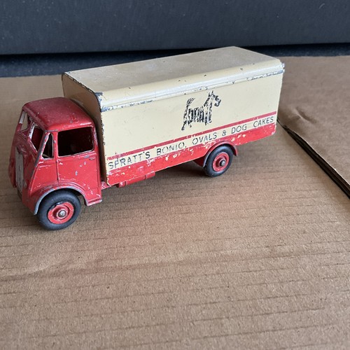 Dinky 917 guy - guy, otter