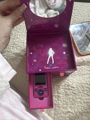 Sony mp3 mp4 radio walkman - fm,