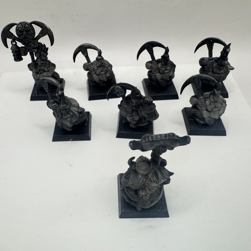 Dwarf miners battle for skull - miners,