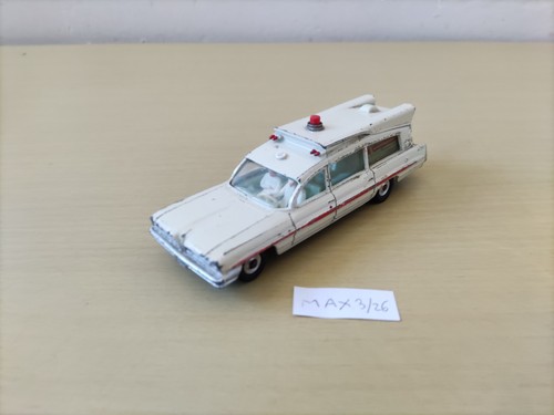Dinky toys ambulance superior - dinky,