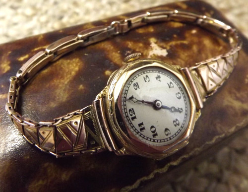 Ladies watch 9ct gold case - 9ct,